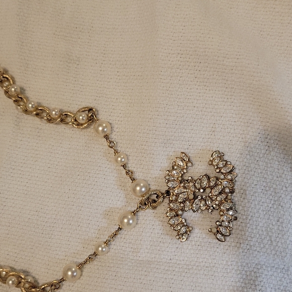 Chanel Classic Gold, Pearl, and Crystal Necklace- Limited Edition Vintage - Picture 3 of 10